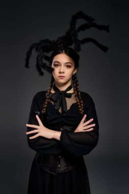 Saç örgülü bir kız Cadılar Bayramı 'nda gotik bir çarşamba elbisesi giyer ve ürkütücü bir karakteri mükemmel bir şekilde somutlaştırır..