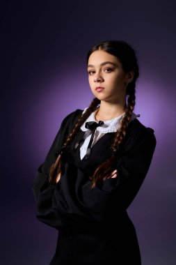 Saç örgülü bir kız Cadılar Bayramı 'nda gotik bir çarşamba elbisesi giyer ve ürkütücü ruhu mükemmel bir şekilde yakalar..