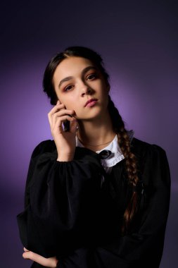 Örgülü bir kız, Cadılar Bayramı 'ndaki bir Çarşamba karakterinden esinlenerek gotik bir elbise giyer..