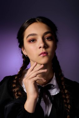 Gotik elbiseli kız, Cadılar Bayramı şenliklerinde Çarşamba karakterini somutlaştırıyor..