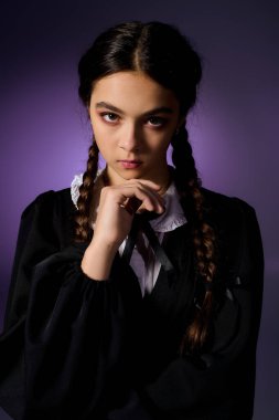 Gotik tarzı çarşamba elbisesi giymiş bir kız Cadılar Bayramı kutlamalarına hazır bir poz veriyor..