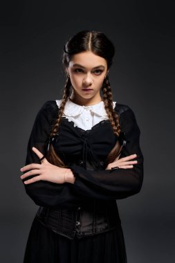 Gotik kıyafetli bir kız Cadılar Bayramı 'nın ürpertici havasını yayar..