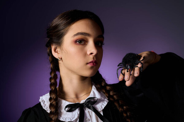 Одетая как жуткий персонаж среды, девушка с косичками показывает свою игривую сторону на Хэллоуин.