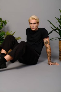 Modayı takip eden bir genç, dövmelerini ve moda anlayışını gözler önüne seriyor..