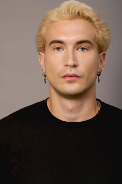 Стильный подросток излучает очарование и уверенность, захватывая сущность молодежной культуры.