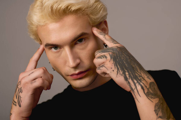 Красивая молодежь с татуировками демонстрирует свой уникальный стиль и сильное отношение в современной обстановке