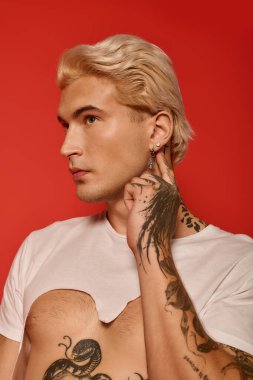 Yakışıklı bir genç kendine güvenerek poz verir, eşsiz stilini ve gençlik enerjisini ön plana çıkarır..