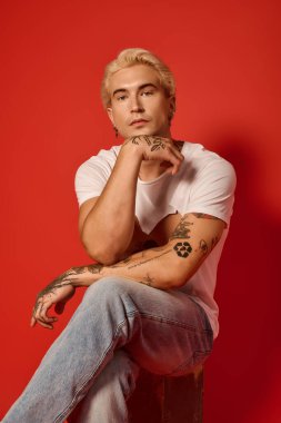 Kendinden emin bir genç cesur dövmeli modern moda ve gençlik kültürünü sergiliyor..