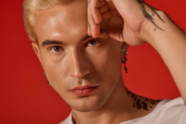 Genç, yakışıklı bir adam kendine has tarzını cesur bir ifadeyle ve çarpıcı bir makyajla sergiliyor..