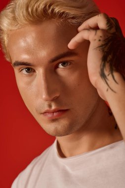 Şık bir genç, canlı bir arkaplana karşı modern gençlik kültürünü sergiliyor..