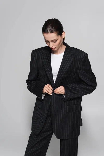 Модна модель в куртці для футболок ізольована на сірому — стокове фото