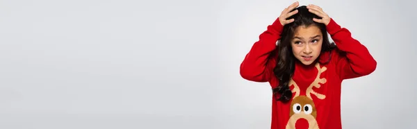 Garoto assustado em camisola vermelha olhando para longe isolado em cinza, banner — Fotografia de Stock