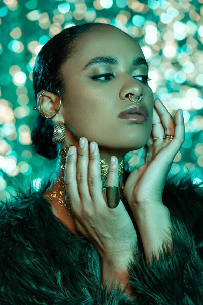 Femme afro-américaine en fausse fourrure à la mode et or sur le cou sur fond bleu brillant — Photo de stock