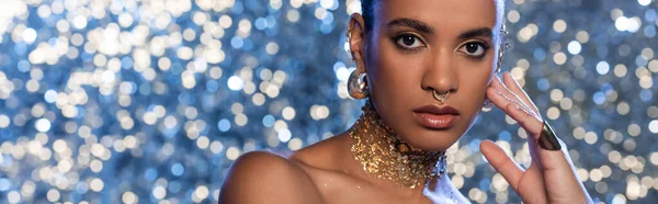 Modelo americano africano na moda em acessórios dourados em fundo azul brilhante, banner — Fotografia de Stock