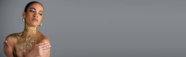 Modello afroamericano con lamina sul petto toccando spalle isolate su grigio con spazio copia, banner — Foto stock