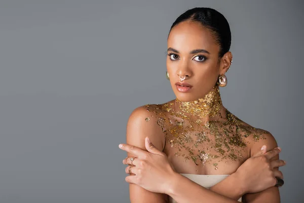 Hübsches und stylisches afrikanisch-amerikanisches Modell mit goldener Folie am Hals isoliert auf grau — Stockfoto
