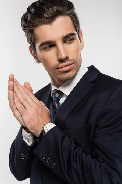 Retrato de hombre de negocios guapo y joven en ropa formal aislado en gris - foto de stock