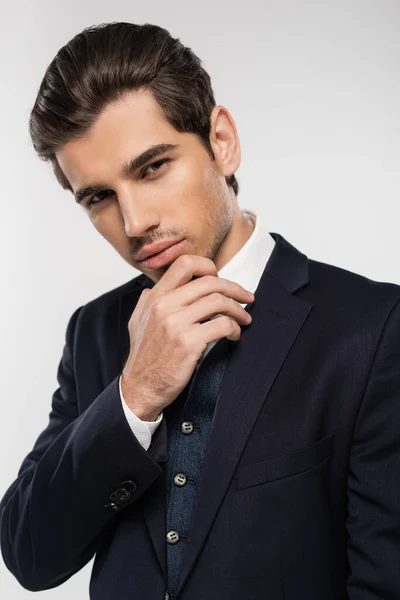 Bello e giovane uomo d'affari in abbigliamento formale guardando la fotocamera isolata sul grigio — Foto stock