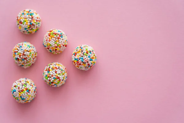 Posa piatta di caramelle gustose con spazio copia su sfondo rosa — Foto stock