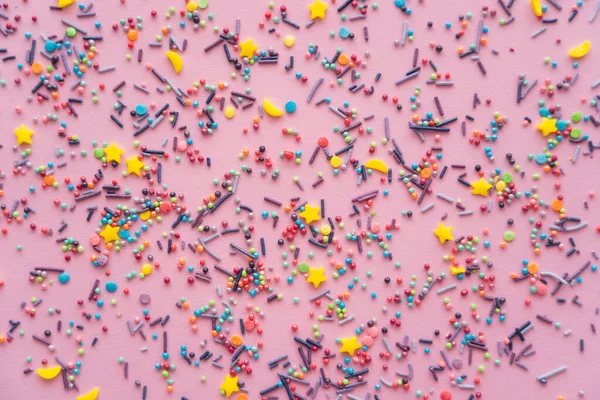 Vista dall'alto di spruzzi colorati su sfondo rosa — Foto stock