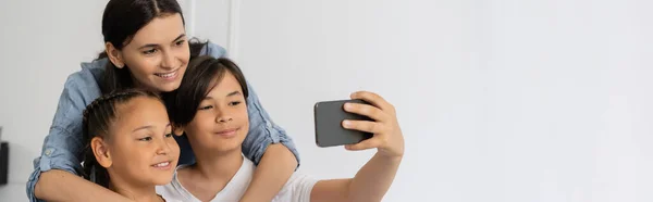 Asian boy taking selfie with sister and mom at home, banner — Stock Photo