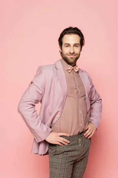 Anfitrião de eventos na moda posando e olhando para a câmera no fundo rosa — Fotografia de Stock