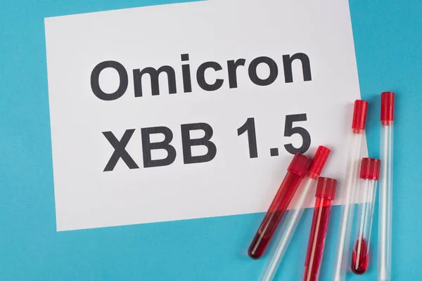 Вид сверху на пробные трубки и хлопковые тампоны возле крана XBB на синем фоне — стоковое фото