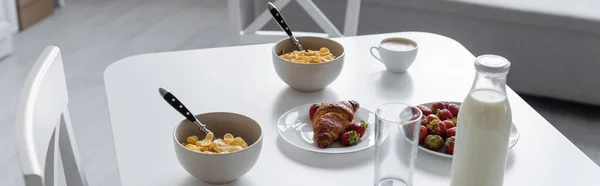 Высокий угол зрения вкусный завтрак рядом с напитками на кухонном столе, баннер — стоковое фото