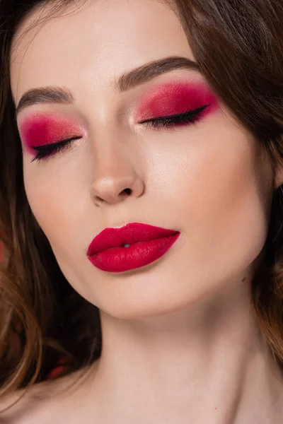 Close up of young woman with magenta color makeup and closed eyes - foto de stock