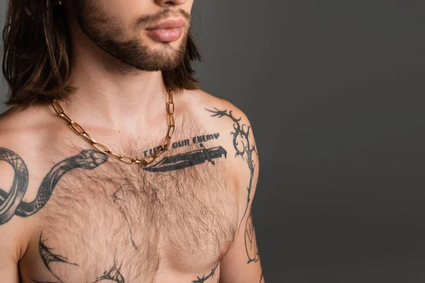 Cropped view of shirtless man with tattoo on body isolated on grey - foto de stock