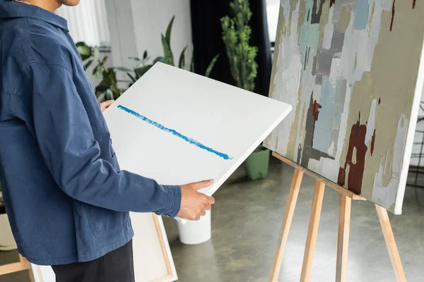 Vue recadrée de l'artiste afro-américain tenant la peinture en atelier — Photo de stock
