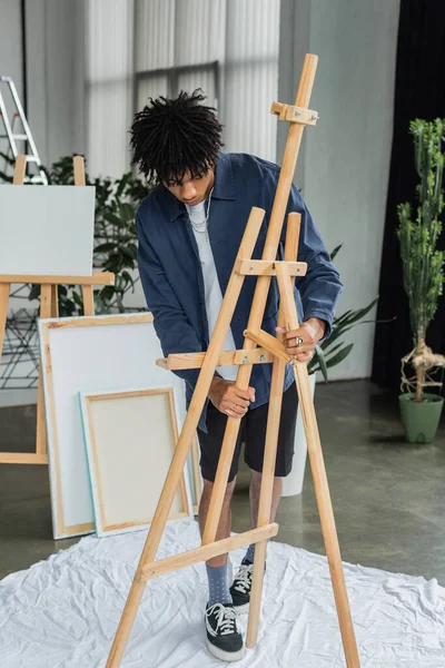 Afroamerikanische Künstlerin richtet Staffelei auf Tuch im Atelier ein — Stockfoto