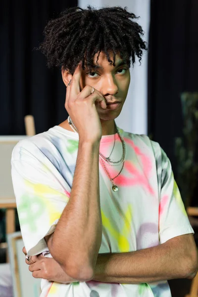 Young african american artist looking at camera in workshop — Foto stock