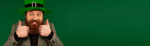 Homme barbu en veste et chapeau montrant comme geste isolé sur vert, bannière — Photo de stock