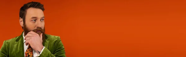 Bärtiges Model in Jacke, wegschauend auf rotem Hintergrund, Banner — Stockfoto