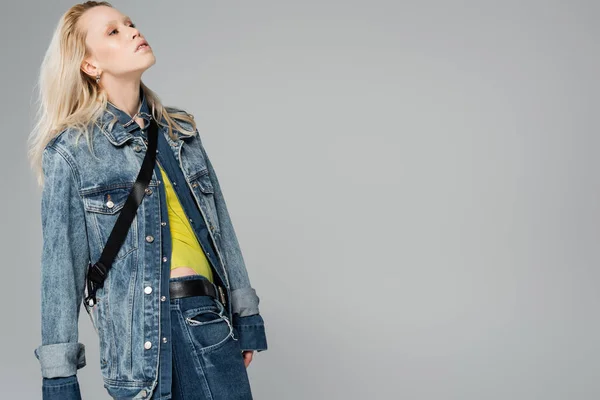 Blondine in stylischer Jeansjacke schaut vereinzelt auf grau — Stockfoto