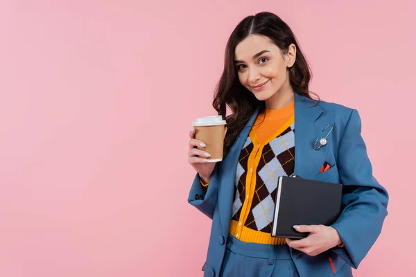 Lächelnder Manager im blauen Blazer mit Notizbuch und Pappbecher auf rosa — Stockfoto