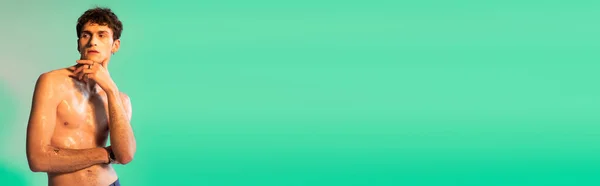 Hemdloses Modell mit Öl auf der Haut posiert auf grünem Hintergrund, Banner — Stockfoto