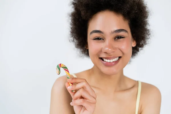 Fröhliche afrikanisch-amerikanische Frau hält Zuckerrohr isoliert auf grau — Stockfoto