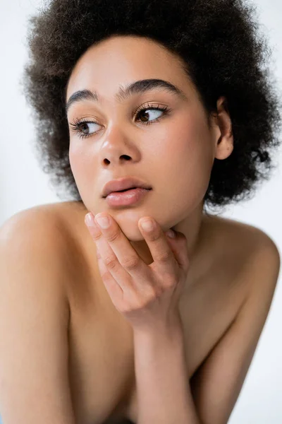 Portrait de femme afro-américaine torse nu touchant le menton isolé sur gris — Photo de stock