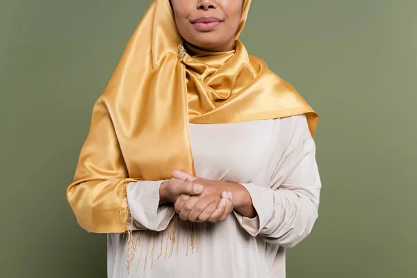 Обрезанный вид многорасовой женщины в хиджабе, стоящей изолированно на зеленом — стоковое фото