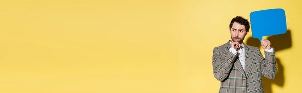 Modello pensieroso e alla moda con bolla vocale vuota su sfondo giallo, banner — Foto stock