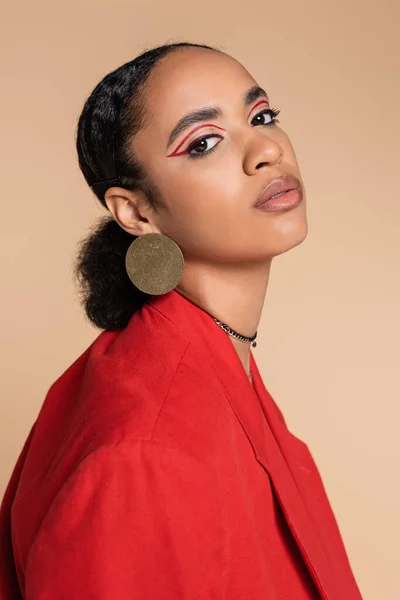 Retrato de modelo americano muito africano em blazer vermelho brilhante posando isolado no bege — Fotografia de Stock