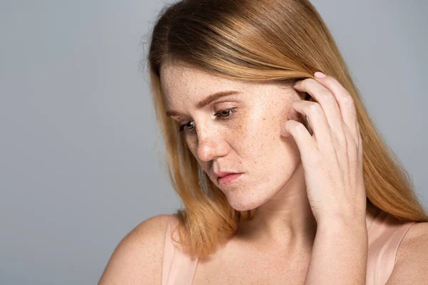 Empörte Frau mit sommersprossiger Haut schaut vereinzelt auf grau — Stockfoto