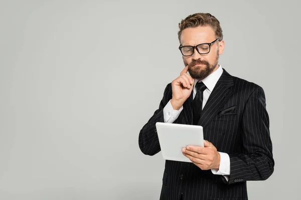 Bärtiger Geschäftsmann in offizieller Kleidung und Brille mit digitalem Tablet isoliert auf grau — Stockfoto