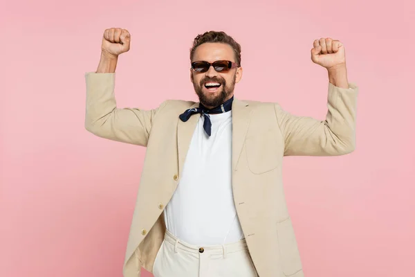 Excité français guy dans cou écharpe et élégant lunettes de soleil debout isolé sur rose — Photo de stock