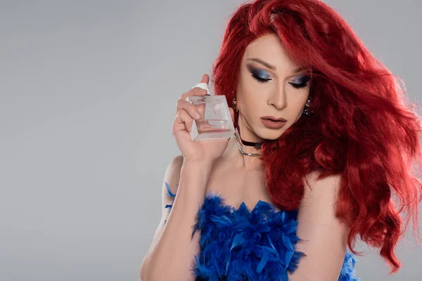 Portrait de drag queen élégant tenant bouteille de parfum isolé sur gris — Photo de stock