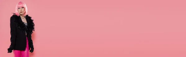 Personne transgenre en perruque et veste regardant la caméra sur fond rose, bannière — Photo de stock
