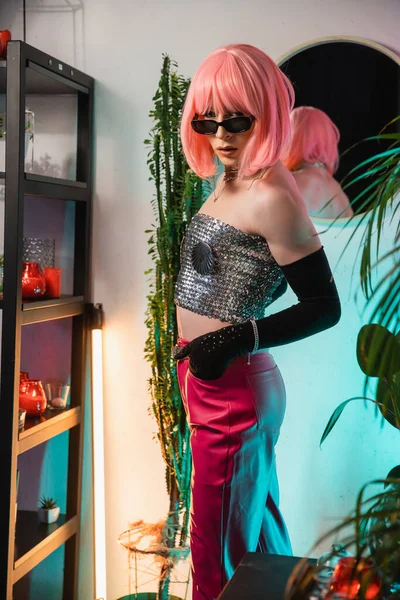 Ben vestito drag queen in occhiali da sole guardando la fotocamera a casa — Foto stock