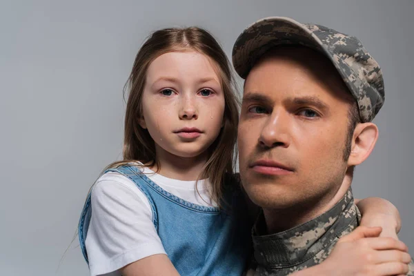 Patriotic kid hugging father in military uniform and crying during memorial day isolated on grey — Stock Photo